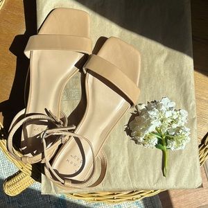 Flat shoes with strap